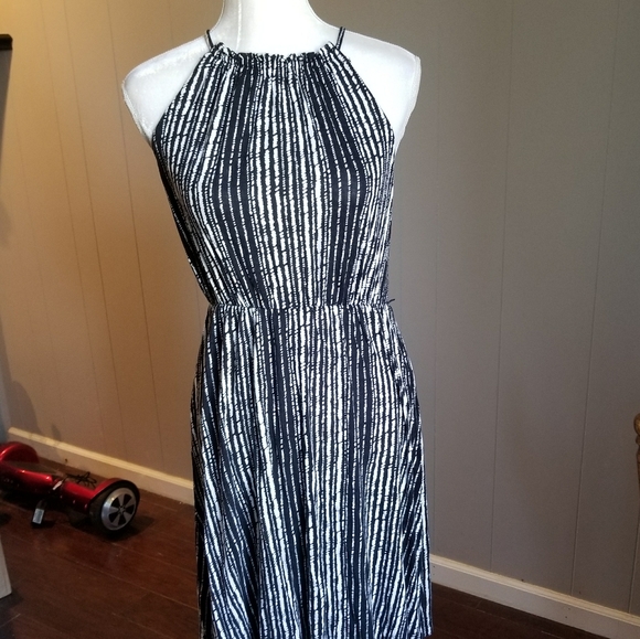 LOFT Dresses & Skirts - Sleeveless black and white loft dress